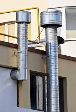 Çatıya kurulmuş endüstriyel havalandırma sistemi.