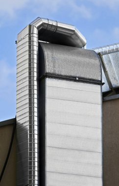 Çatıya kurulmuş endüstriyel havalandırma sistemi.