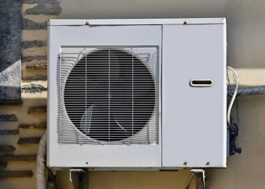 Duvara kurulmuş HVAC dış ünitesi