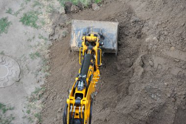 Paslı sarı kazıcı kirli arka planda kepçe