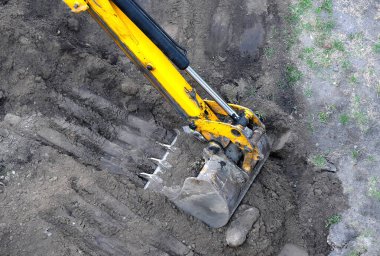 Paslı sarı kazıcı kirli arka planda kepçe