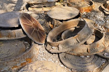 İnşaat alanında paslı kapak halkası