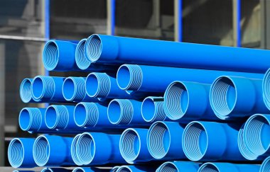 Borewell için inşaat sahasına istiflenmiş polimer kaplama borusu