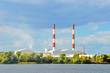 Ukrayna 'nın Kyiv kentindeki sanayi bölgesinde 5 numaralı termik santral bacası.
