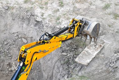 Toprak inşaat sitesinde çalışan Ekskavatör