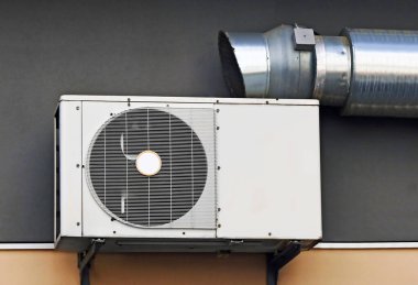 Duvarda ticari havalandırma ve havalandırma sistemi var.