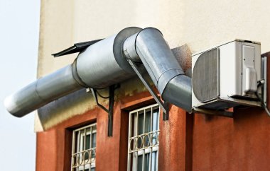 Duvarda ticari havalandırma ve havalandırma sistemi var.