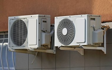 Duvara kurulmuş HVAC dış ünitesi