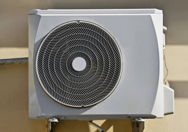 Duvara kurulmuş HVAC dış ünitesi