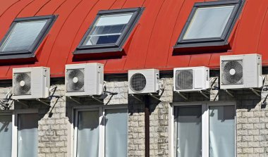 Duvara kurulmuş HVAC dış ünitesi