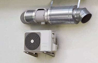 Duvarda ticari havalandırma ve havalandırma sistemi var.