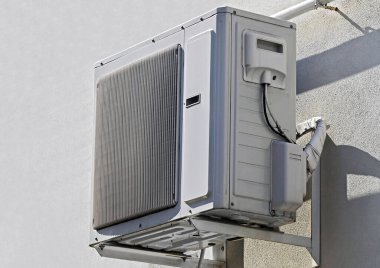 Duvara kurulmuş HVAC dış ünitesi