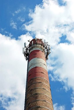 Kırmızı tuğladan kazan dairesinin eski kırmızı bacası.