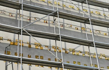 İskeleli çok aşamalı yeni inşaat alanı