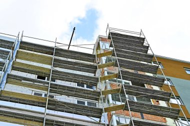 İskeleli çok aşamalı yeni inşaat alanı