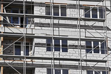 İskeleli çok aşamalı yeni inşaat alanı