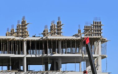 Biçimlendirmeli ve mavi gökyüzü olan inşaat alanı