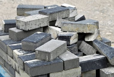 İnşaat alanında kaldırım taşı yığını