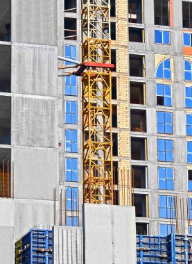 İnşaat alanı inşaatı beton ve tuğladan yapılıyor.