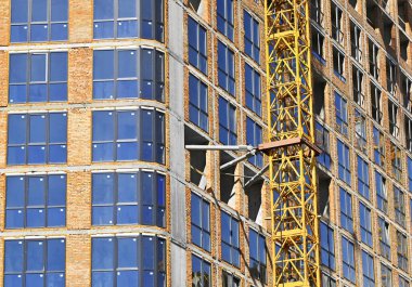 İnşaat alanı inşaatı beton ve tuğladan yapılıyor.