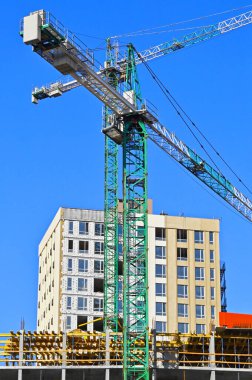 Gökyüzüne karşı vinç ve yüksek bina inşaatı