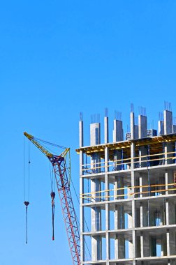 Yeni inşaat alanı vinçlerle çalışıyor