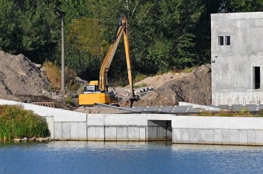 Toprakla çalışan kazıcı inşaat alanında çalışıyor.