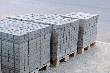 İnşaat alanında kaldırım taşı yığını