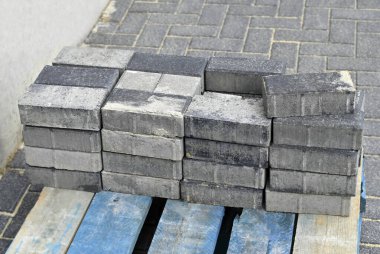 İnşaat alanında kaldırım taşı yığını