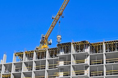 İnşaat alanında beton için koni kaldırma tankı