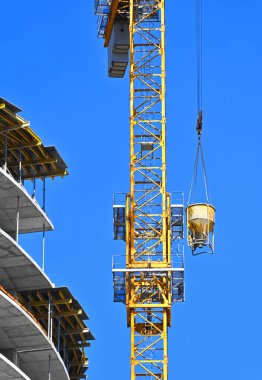 İnşaat alanında beton için koni kaldırma tankı