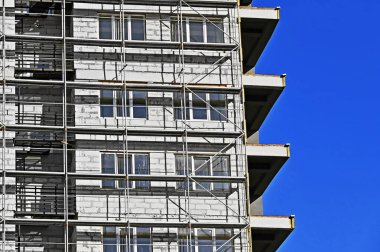 İskeleli çok aşamalı yeni inşaat alanı