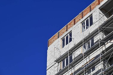 İskeleli çok aşamalı yeni inşaat alanı