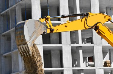 İnşaat alanındaki kazı makinesinin işi