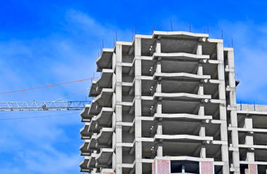 Monolitik yüksek binalar ve mavi gökyüzü