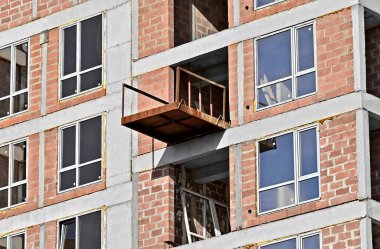 İnşaat alanı inşaatı beton ve tuğladan yapılıyor.