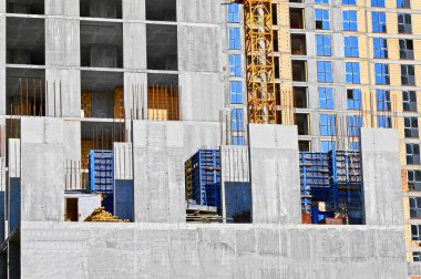 Monolitik çalışmalar için resmi çalışmalara sahip inşaat sahası