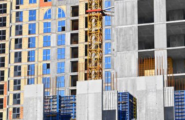 Monolitik çalışmalar için resmi çalışmalara sahip inşaat sahası