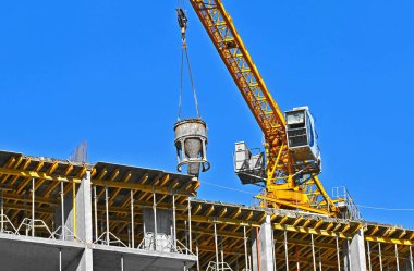 İnşaat alanında beton için koni kaldırma tankı