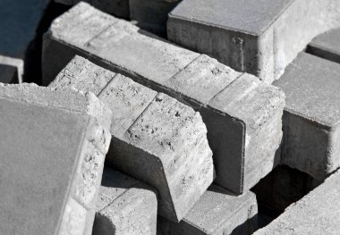 İnşaat alanında kaldırım taşı yığını