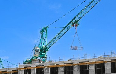 Yeni inşaat alanı vinçlerle çalışıyor