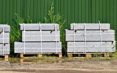 İnşaat alanındaki sınır taşları yığını