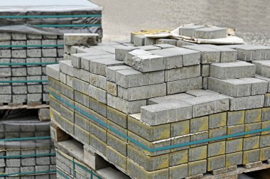 İnşaat alanında kaldırım taşı yığını