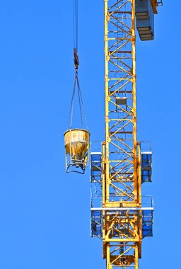 İnşaat alanında çimento için koni tankı kaldırma