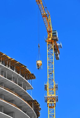 İnşaat alanında çimento için koni tankı kaldırma