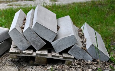 İnşaat alanındaki paletlere kaldırım taşı yığını