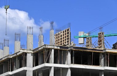 Biçimlendirmeli ve mavi gökyüzü olan inşaat alanı