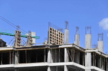 Biçimlendirmeli ve mavi gökyüzü olan inşaat alanı