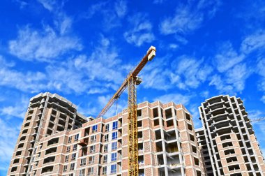 Kule Vinç ve mavi gökyüzü ile inşaat alanı