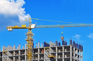 Vinç ve gökyüzü ile birlikte monolitik şantiye